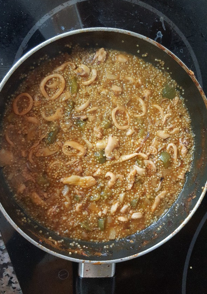 Una foto de Paella de quinoa y chipirones