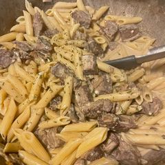 A picture of Steak & Blue cheese pasta.