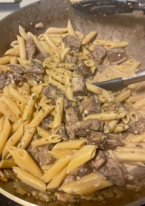 A picture of Steak & Blue cheese pasta.