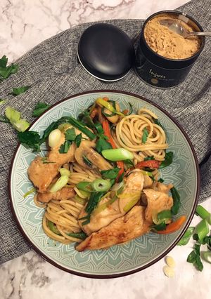 Asia Nudelpfanne mit Hähnchen Rezepthauptbild