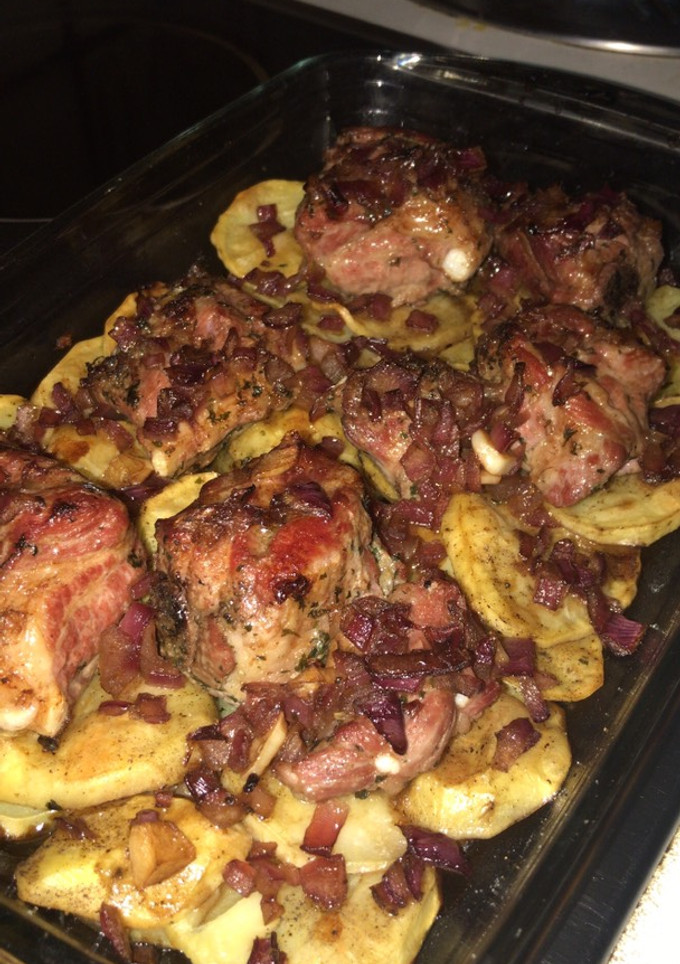 Una foto de Costillas al horno con patatas y salsa teriyaki