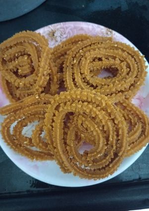ચકરી (Chakri Recipe In Gujarati) રેસીપી મુખ્ય ફોટો