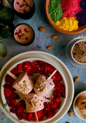 গুলাবী ঠান্ডাই কুলফি(gulabee thandai kulfi recipe in bengali) রেসিপির প্রধান ছবি