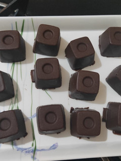 சாக்லேட் (Chocolate recipe in tamil) செய்முறை முக்கிய புகைப்படம்