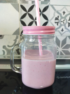 Una foto de Batido de fresa y plátano