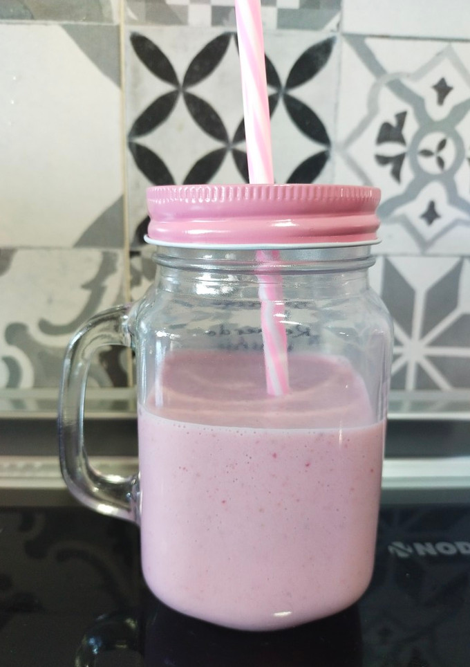 Una foto de Batido de fresa y plátano