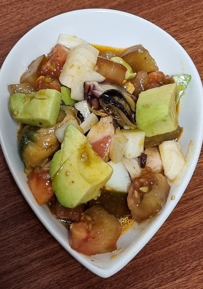 Una foto de Ensalada de pulpo con aguacate