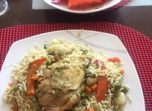 Una foto de Arroz con pollo verde (peruano)