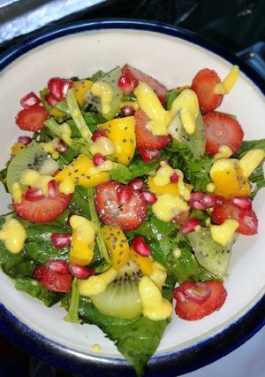 Una foto de Ensalada de mango, fresa y kiwi