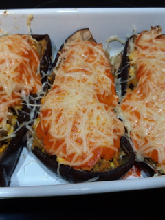 Una foto de Berenjenas rellenas de atún y huevo con salsa de piquillos