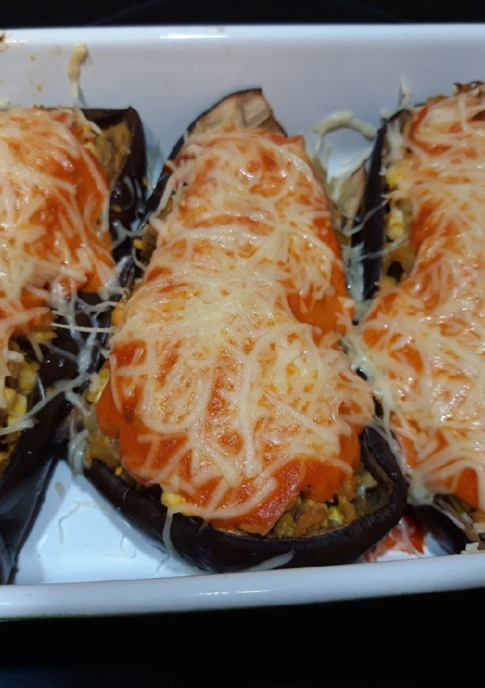 Una foto de Berenjenas rellenas de atún y huevo con salsa de piquillos