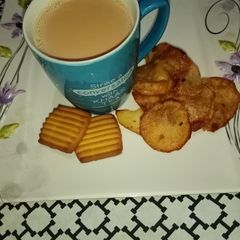 A picture of Doodh Patti tea with aloo pakora ☕🙂.