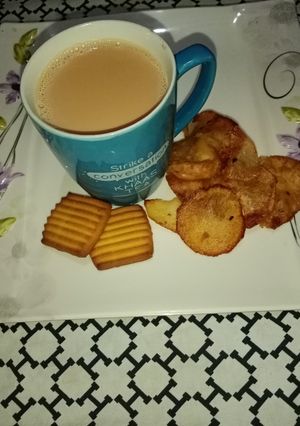 A picture of Doodh Patti tea with aloo pakora ☕🙂.