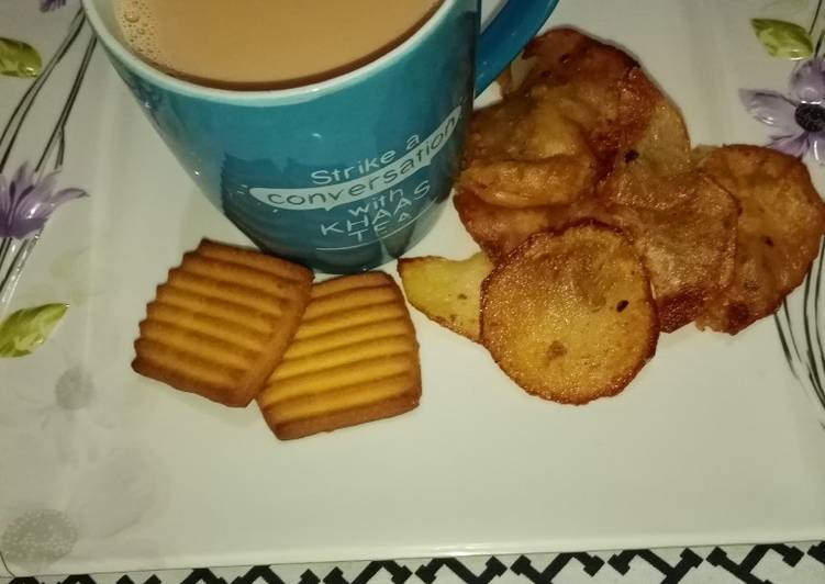 Recipe of Speedy Doodh Patti tea with aloo pakora ☕🙂