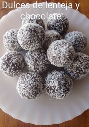 Una foto de Dulces de lenteja y chocolate(sin azúcar) 😋🍫