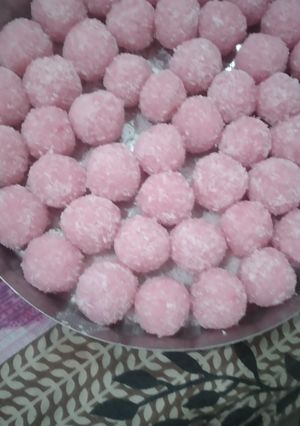पेठा नारियल लड्डू (pedha nariyal barfi recipe in hindi) रेसिपी मुख्य फोटो
