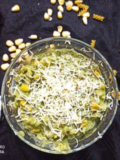 पास्ता इन पेस्तो सॉस (pasta in pesto sauce recipe in marathi) रेसिपी चे मुख्य फोटो