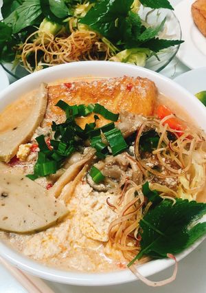 Hình của món Bún riêu chay nấu bằng sữa đậu nành.