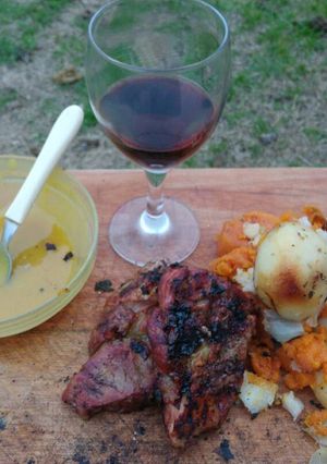 Una foto de Bondiola de cerdo con verduras asadas al carbón