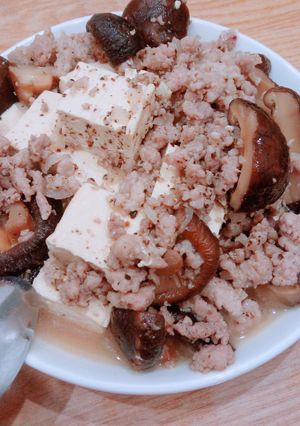 Hình của món Thịt bằm xào nấm đông cô ăn với đậu hủ trắng.