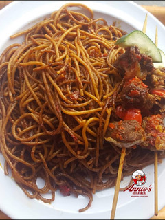 A picture of Spagetti with beef kebab.