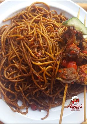 A picture of Spagetti with beef kebab.