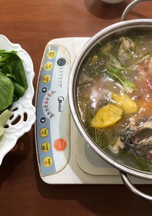 Hình của món Lẩu chua cá chép.