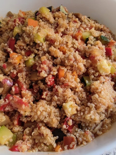 Una foto de Quinoa con verduras
