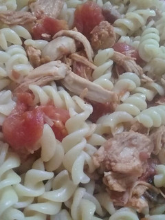 Una foto de Fideos con pollo y salsa de tomate