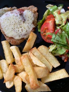 Una foto de Milanesa peceto napolitana con papas fritas