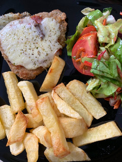 Una foto de Milanesa peceto napolitana con papas fritas