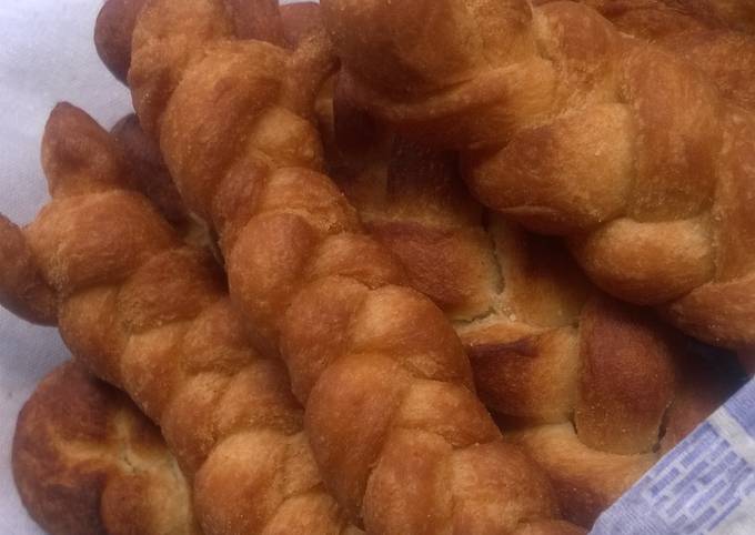 Bagaimana Menyiapkan Plaited Mandazi yang Lezat Sekali
