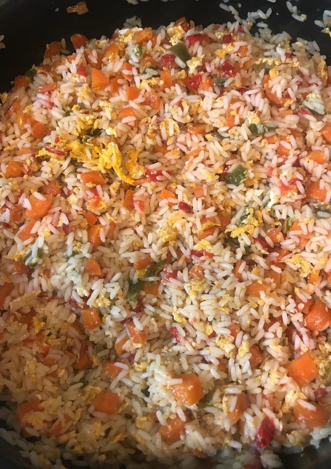 Una foto de Arroz frito con verduritas