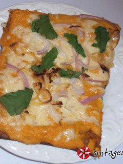 Φωτογραφία της συνταγής “Carrot Pizza”, με gouda και κόκκινο κρεμμύδι