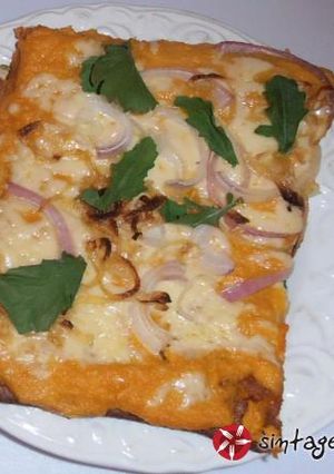 Φωτογραφία της συνταγής “Carrot Pizza”, με gouda και κόκκινο κρεμμύδι