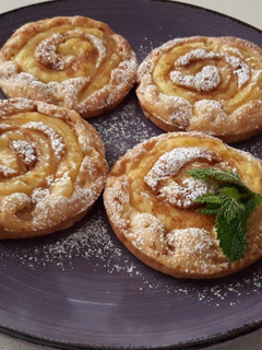 Una foto de Dulce espiral con crema y manzana