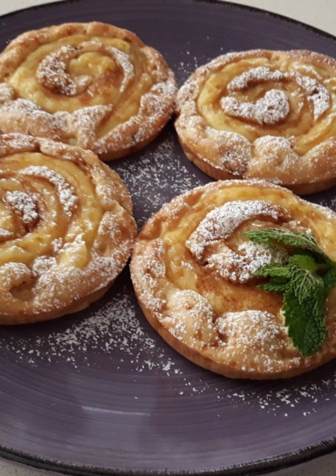 Una foto de Dulce espiral con crema y manzana