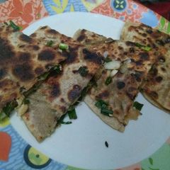 A picture of Spring onion &Garlic parantha.