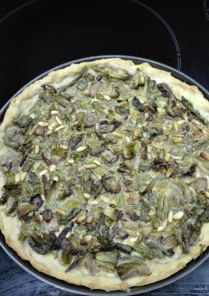 Una foto de Tarta salada de masa casera con cerveza 🍺🍄