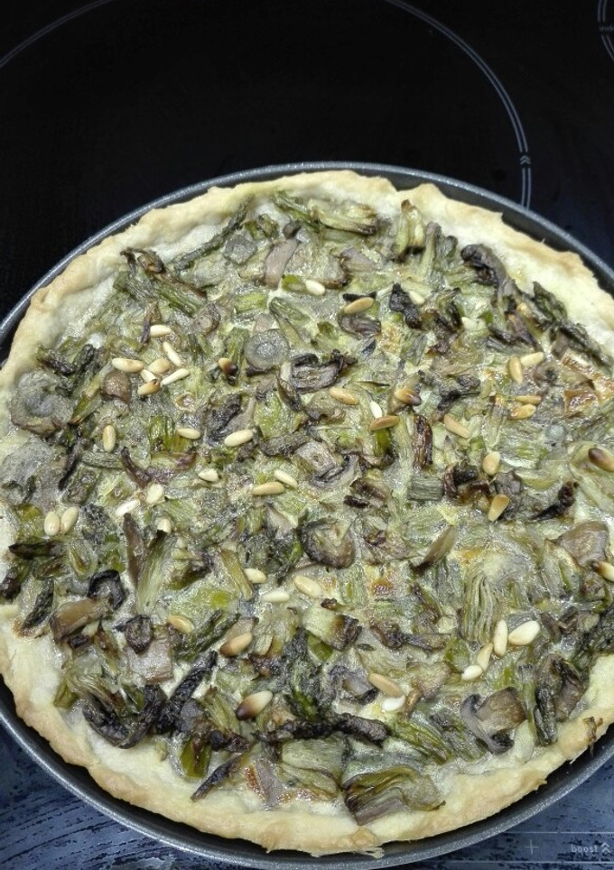 Una foto de Tarta salada de masa casera con cerveza 🍺🍄