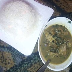 A picture of Boiled rice with peppersoup.