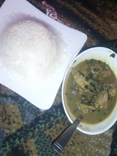 A picture of Boiled rice with peppersoup.