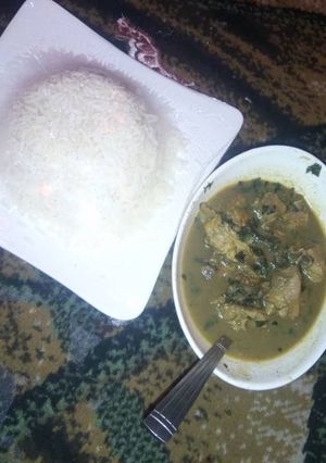 A picture of Boiled rice with peppersoup.