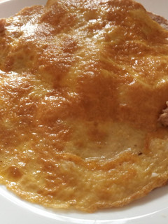 Una foto de Tortilla francesa con atún y tomate sobre tortilla mexicana