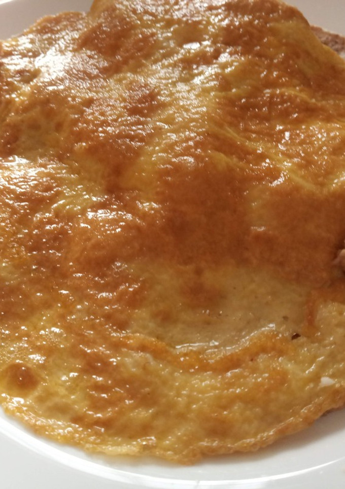 Una foto de Tortilla francesa con atún y tomate sobre tortilla mexicana