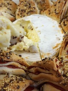 Una foto de Pan estrella de jamón y camembert