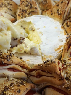 Foto principal de Pan estrella de jamón y camembert