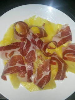 Una foto de Carpaccio de piña natural con jamón ibérico