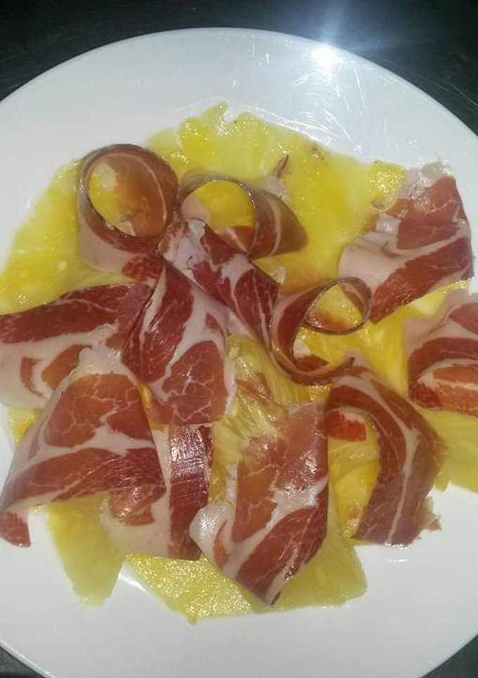 Una foto de Carpaccio de piña natural con jamón ibérico