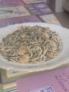 Una foto de Gambas y gulas al ajillo